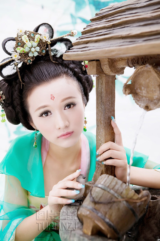 水井旁可爱古装美少女 大眼么么哒