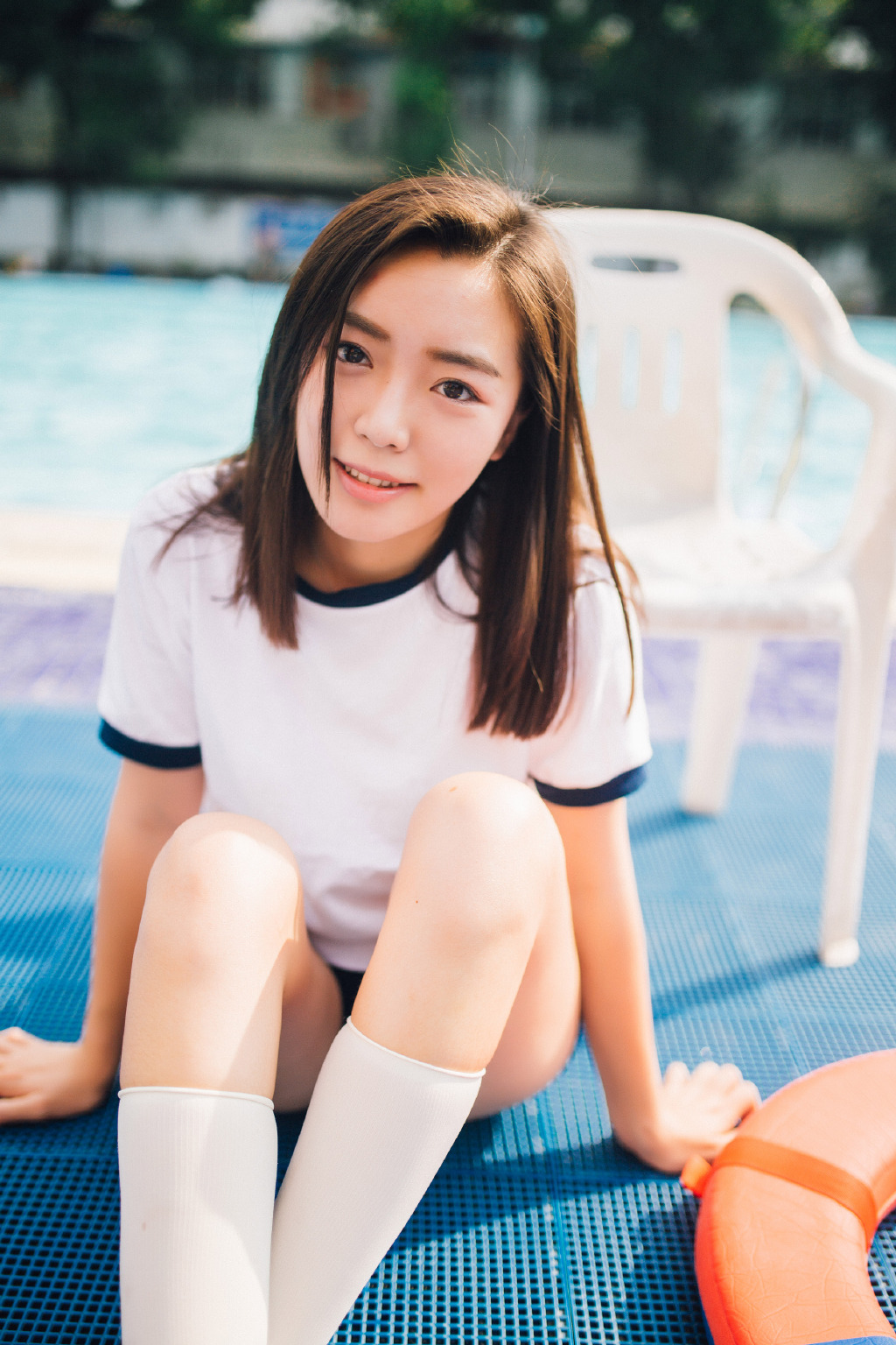 性感明艳动人美女 裙大秀事业线