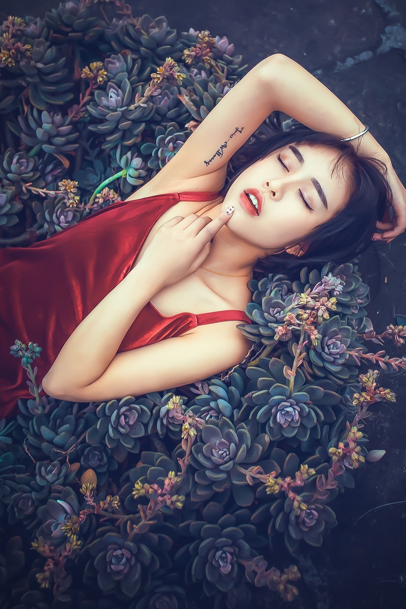 红衣长裙美女多角度拍摄写真