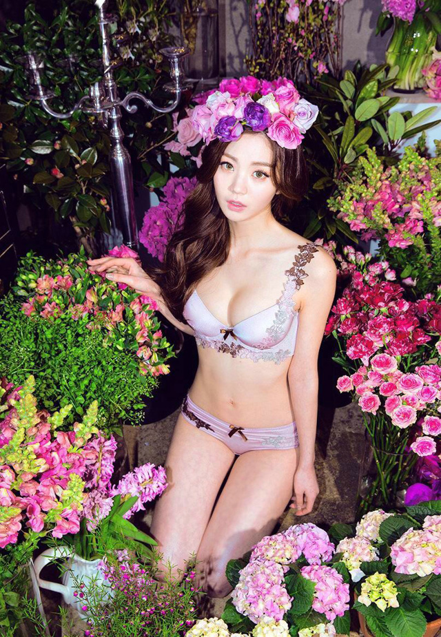 笑容甜美的内衣美女花丛绽放