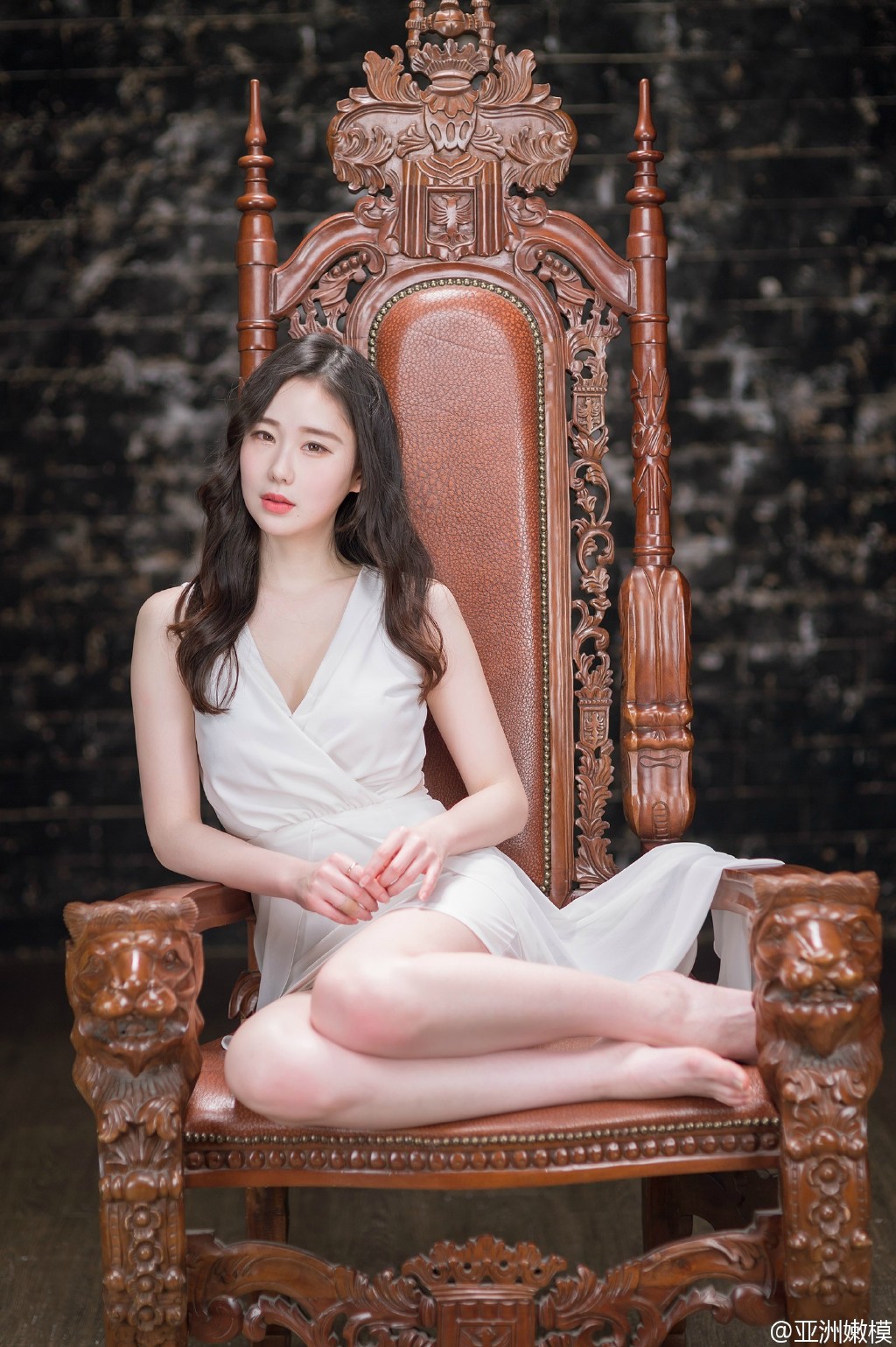 韩国白皙少妇白裙写真秀玉腿