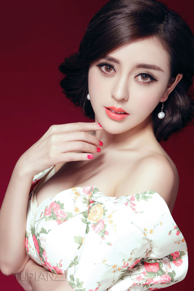 美女高兮妍花色长裙 小露后背性感撩人
