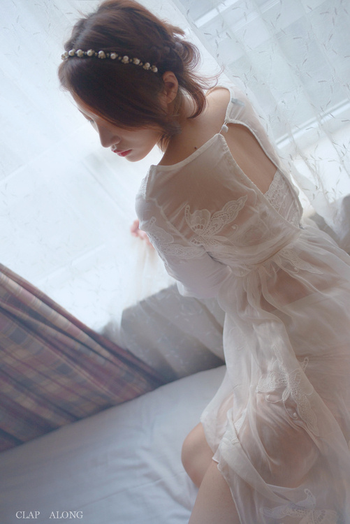 皮肤白嫩美女蕾丝裙居家写真