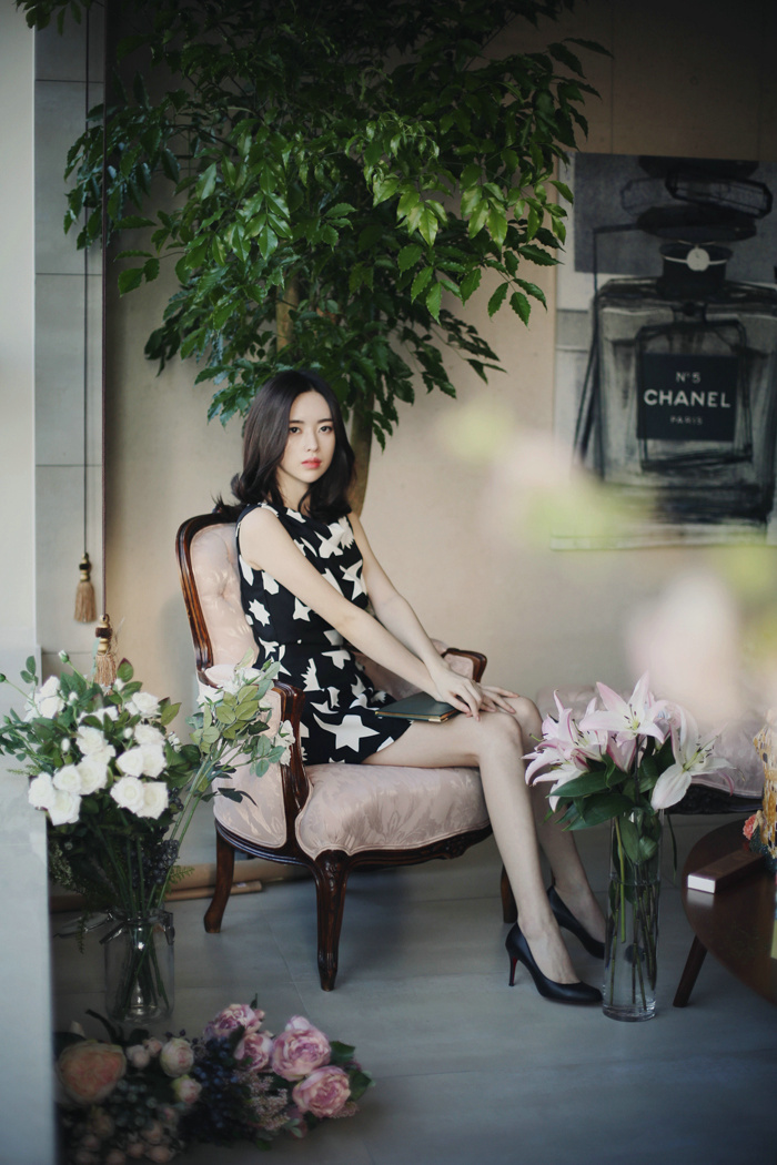 皮肤嫩白面容姣好美女少妇超短秀美腿