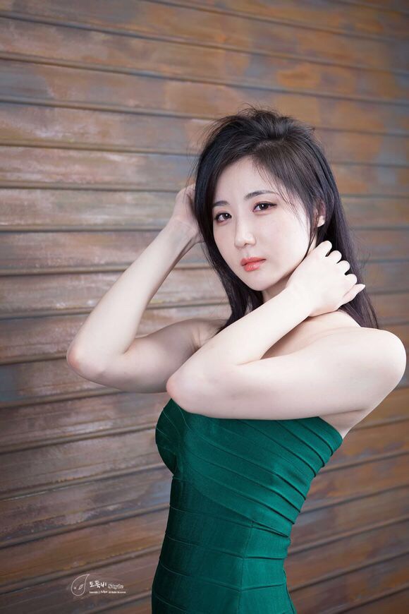 性感锁骨美女抹胸超短秀香肩