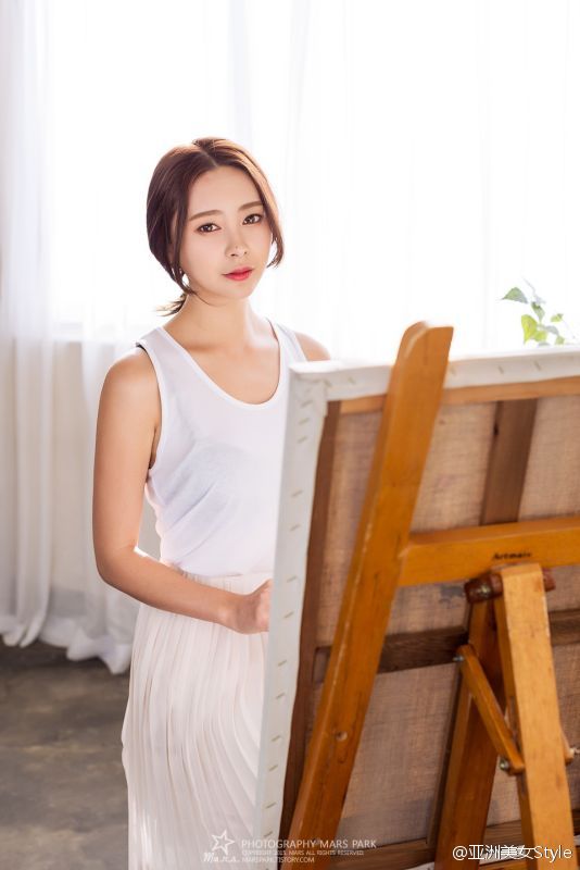 有点酷似柳岩的画画美女