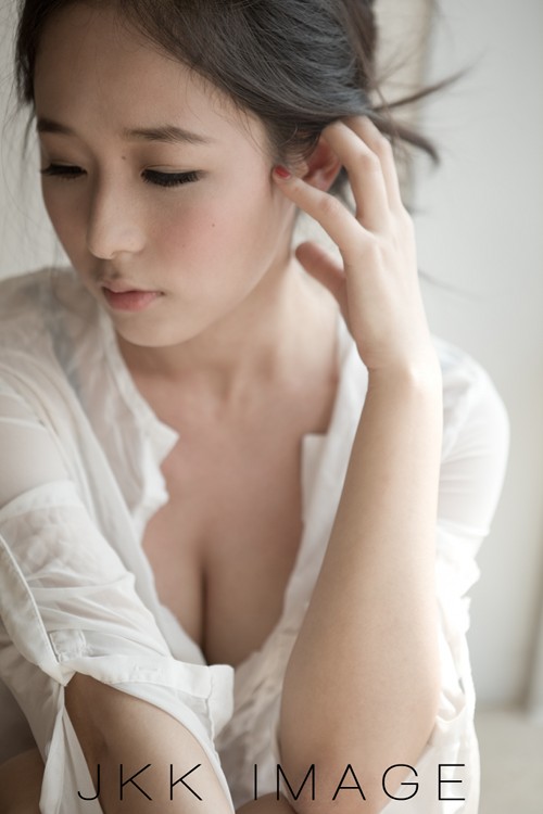 清纯美女的首次性感秀
