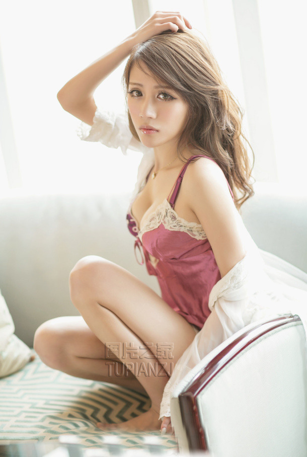 美女室内展傲人身材 小露秀性感