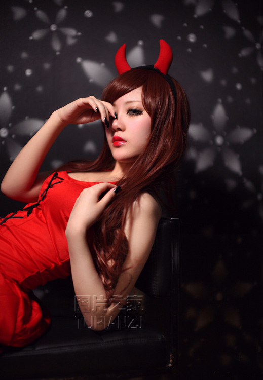 小魔女性感来袭 美艳红唇