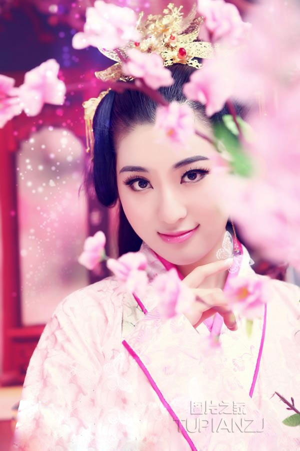 桃花林中古装美女图 温婉迷人
