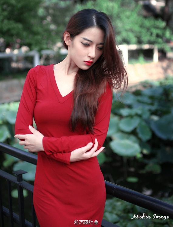 性感纤细美女一袭红裙显身材