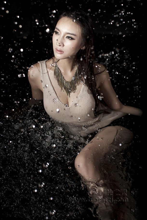 性感美女水中倩影 狐魅妖娆