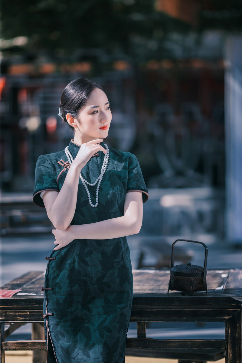 极品泳装美女游池边电眼魅人
