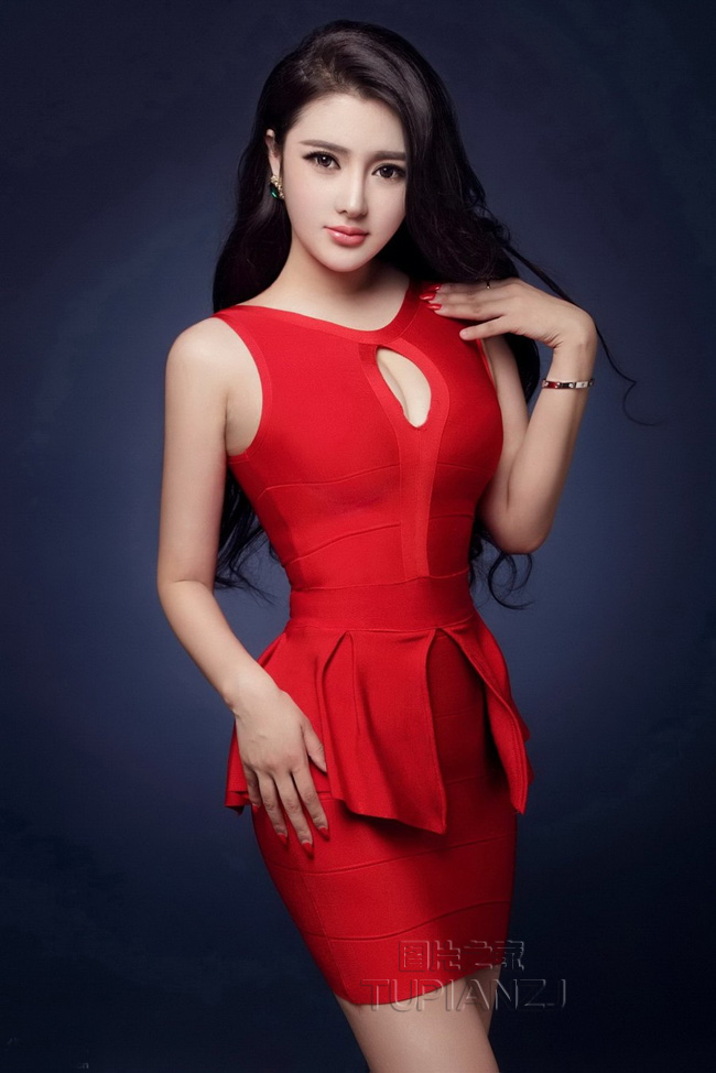 时尚性感美女图片 紧身礼服彰显女人味