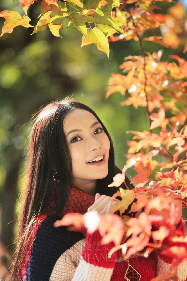 红叶下的漂亮女孩 自由随性显清纯