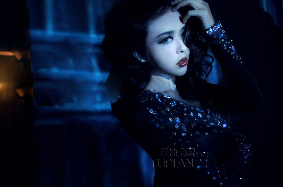黑夜里的性感美眉 黑色长裙显S曲线