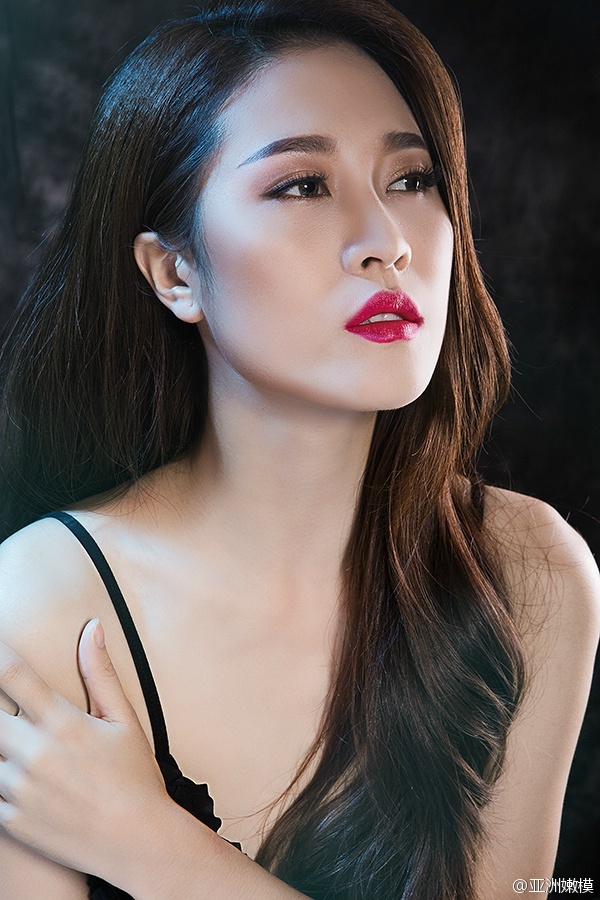 长发风情红唇美女秀香肩