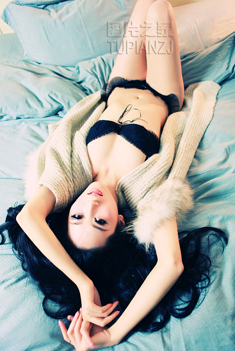 美女少女妖娆照 床榻上秀性感