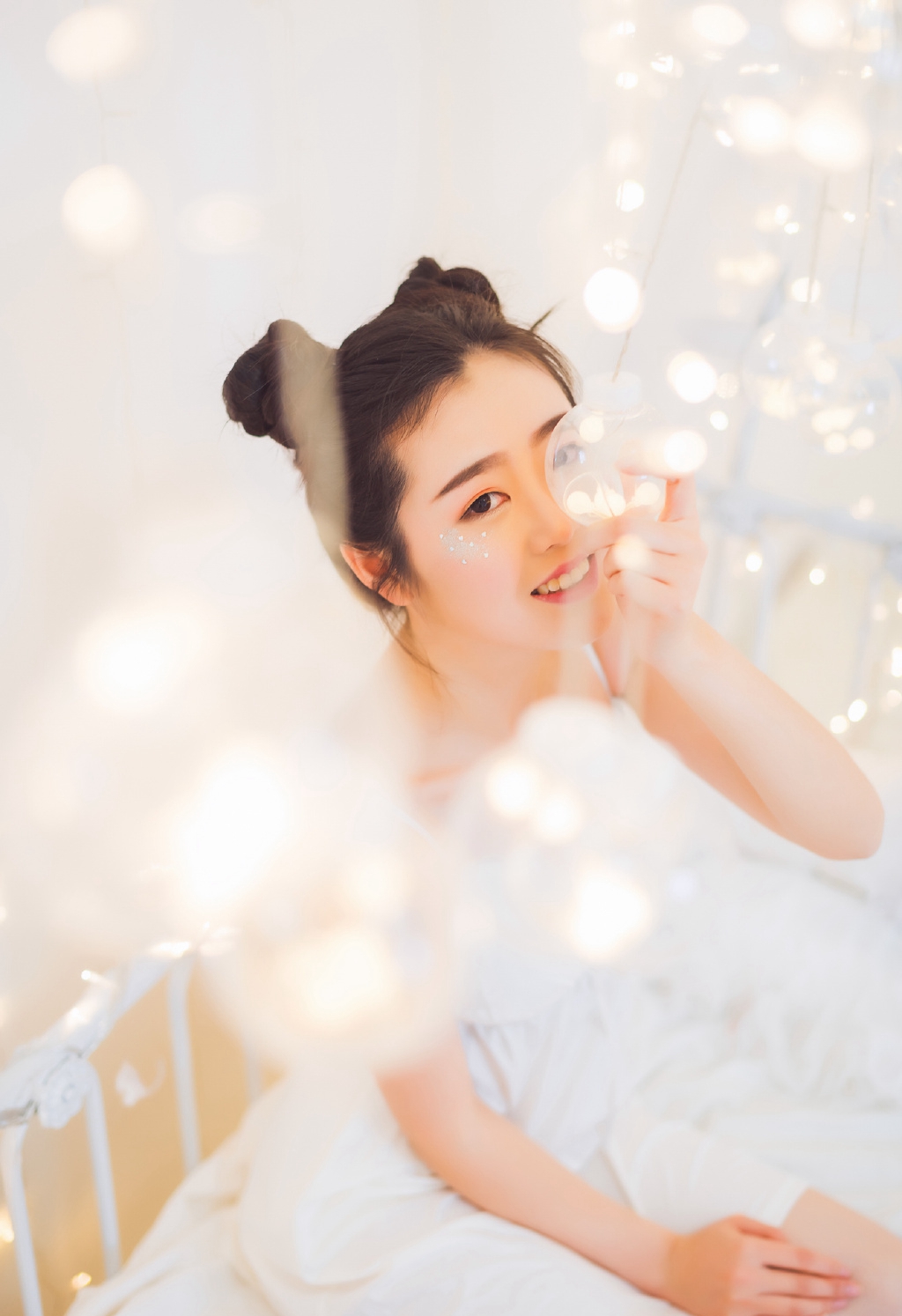 双马尾辫性感美女比基尼泳池边写真