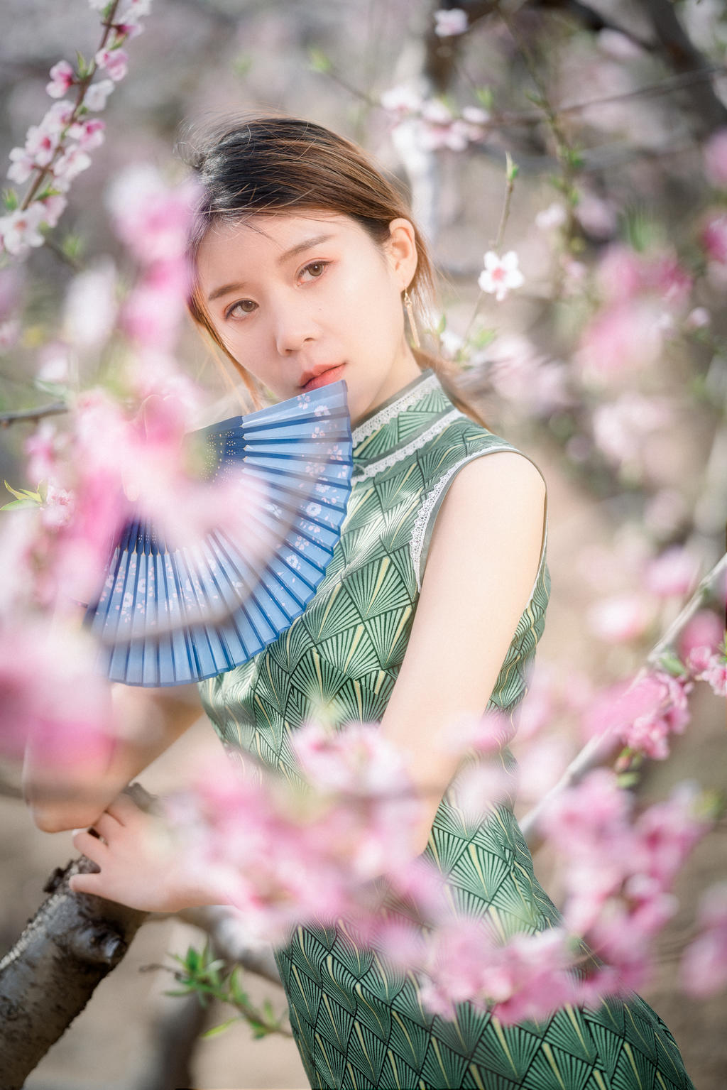 瓜子脸好身材美女抹胸T恤锁骨性感